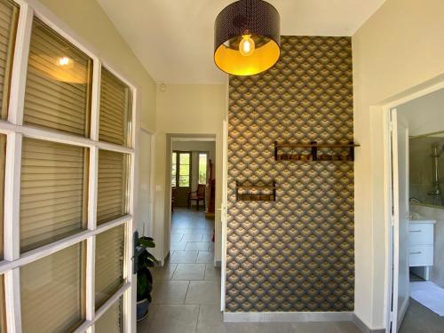 a hallway of a home with a wall at Le LOUIS 16 - Maison avec jardin à Valence in Valence