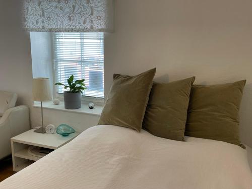 Un pat sau paturi într-o cameră la May-Apartment Köln zentrale Ferienwohnung