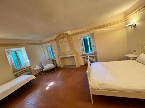 にあるBorgo BiancoMatilde - Locandaのベッド2台、窓が備わる広い客室です。