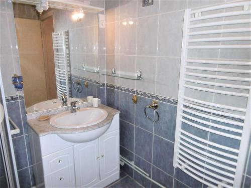 a bathroom with a sink and a mirror at Appartement 4 pièces 6 personnes Vue imprenable sur l'océan - STERENN in Sarzeau