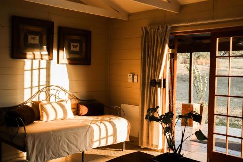 una camera con un letto accanto a una finestra di Tranquility Farmstays a Winterton