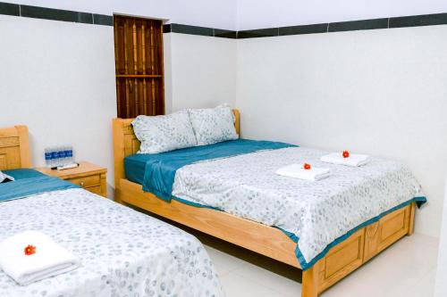 - une chambre avec 2 lits avec des plateaux dans l'établissement Đại Dương La Gi Homestay & Coffee, à La Gi