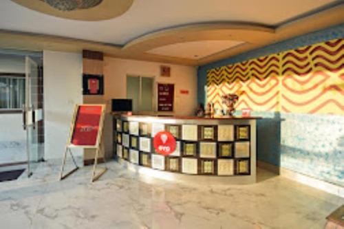 una habitación con una barra y una silla en ella en Hotel Gangotri Haridwar, en Haridwar
