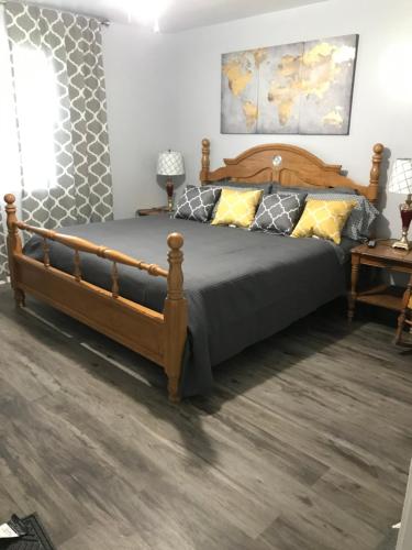 een slaapkamer met een groot houten bed in een kamer bij Red Brick Country Inn in Columbus