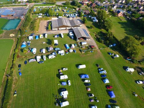 銀石的住宿－Silverstone Farm Campsite，空中看到停在田野里的一群汽车