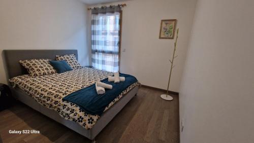 une chambre avec un lit et une fenêtre dans l'établissement Spacieux, lumineux, chic ,60m2 au coeur du Lyon 6ème -Quartier Foch- avec grand balcon, à Lyon