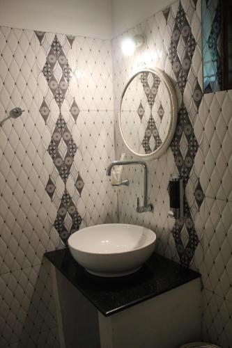 baño con lavabo y espejo en la encimera en MINT INSIDE GARDEN, en Varkala