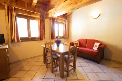 Leverogne RochefortMaison Godioz - Appartamento 7的客厅里有一张桌子和一张沙发