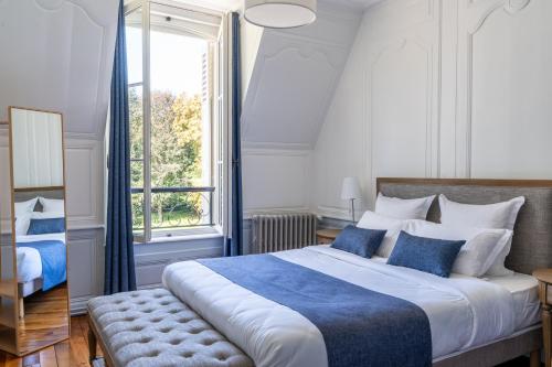 Un dormitorio con una cama grande y una ventana. en Château de Bonaventure, en Aulnoy