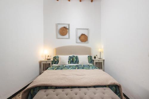 アリアーニにあるCa Ses Ninesの白い部屋のベッド1台(テーブル2台付)