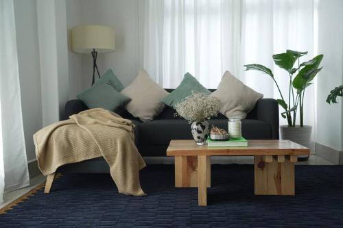 アイザウルにあるSewaro Homestay, Vista Suite.のソファとコーヒーテーブルのあるリビングルーム