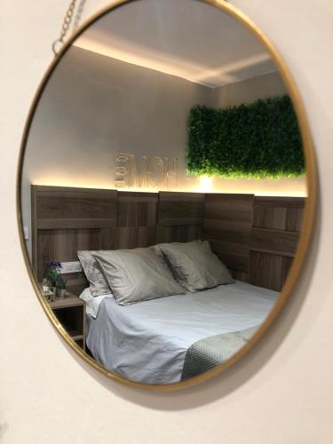 - un miroir reflétant un lit dans une chambre dans l'établissement Ronda By Lixloft en el Centro Histórico y Cerca de la Plaza Mayor, à Salamanque