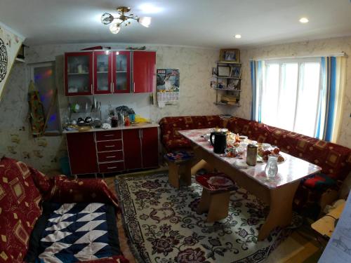 uma sala de estar com um sofá e uma mesa em Zhany Borbor Nakta Bal 