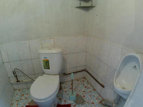 uma casa de banho com WC e urinol em Zhany Borbor Nakta Bal 