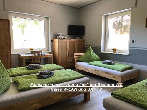 sala de estar con 2 camas y 2 ventanas en Bed & Breakfast in Legden, en Legden
