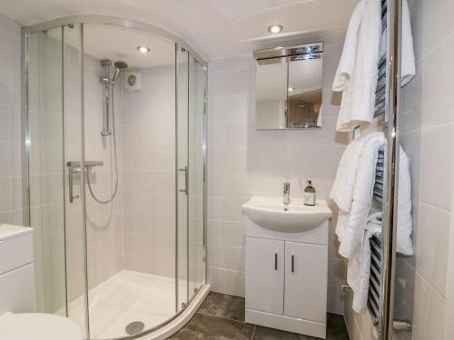 een badkamer met een douche en een wastafel bij The Weary Friar Inn in Pillaton