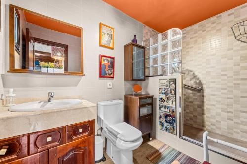 ein Bad mit einem WC, einem Waschbecken und einer Dusche in der Unterkunft Lanzarote Villa Aira in Playa Honda