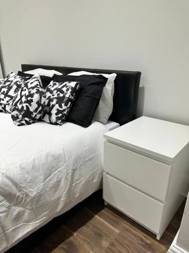 Et sittehjørne på Black & White Double Bedroom