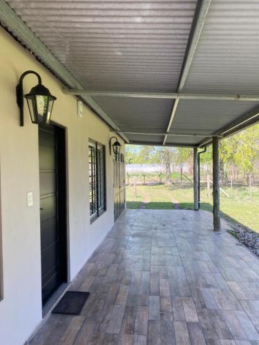 a covered walkway leading to a garage at Mi paraíso verde in Junín