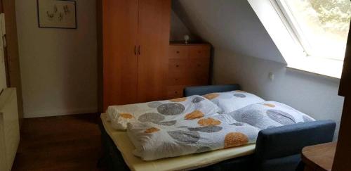 Bett in einem Zimmer mit Fenster in der Unterkunft Ferienwohnung Helene in Gifhorn