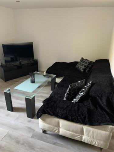 une chambre avec un lit et une table en verre dans l'établissement Jolie 2 pièces avec terrasse jusqu'à 5 personnes Nancy centre, à Nancy