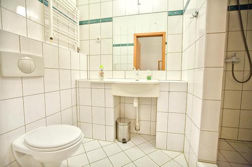 bagno bianco con servizi igienici e lavandino di Hotel Korona a Słubice
