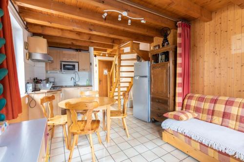 une cuisine et une salle à manger avec une table dans une cabine dans l'établissement Paradiski - Flat with mountain views, à Champagny-en-Vanoise