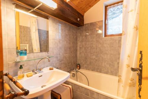 une salle de bain avec un lavabo et une baignoire dans l'établissement Paradiski - Flat with mountain views, à Champagny-en-Vanoise