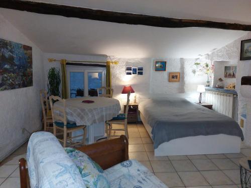 ロルグにある"Le charme provençal" - Studio 4 couchages classé 2 étoiles - Axelle Loc'Appartのベッドルーム1室(ベッド2台、テーブル、ソファ付)
