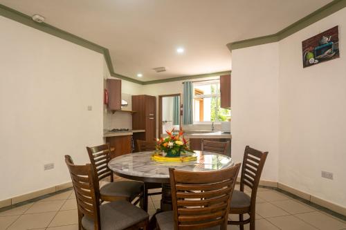 Una cocina o cocineta en 340 Degrees Mountain View Apartments