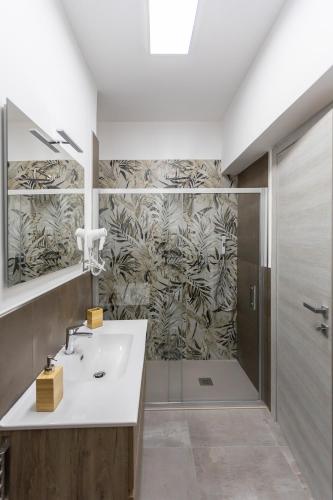 a bathroom with a sink and a shower at Garden House in Pianillo