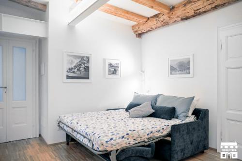 sypialnia z łóżkiem w pokoju z białymi ścianami w obiekcie CASA VECCHIA 3 by Design Studio w mieście Bellano