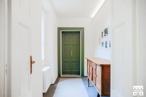 korytarz z zielonymi drzwiami i umywalką w obiekcie CASA VECCHIA 3 by Design Studio w mieście Bellano
