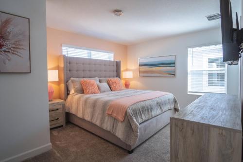 1 dormitorio con 1 cama y 2 ventanas en Beautiful 5bedroom Townhome w Water Park, en Kissimmee