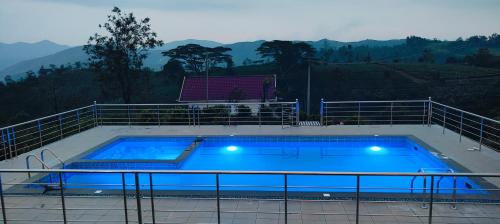 una gran piscina en la parte superior de un edificio en Pine Clough Holidays Vagamon en Vagamon