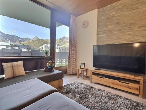 - une chambre avec une grande télévision et une grande fenêtre dans l'établissement Appartement Tignes 2100 - 4-6 personnes - 1 chambre - 4 lits - Netflix & wifi haut débit - Parking couvert inclus, à Tignes
