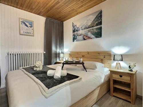 - une chambre avec un grand lit blanc et une table dans l'établissement Appartement Tignes 2100 - 4-6 personnes - 1 chambre - 4 lits - Netflix & wifi haut débit - Parking couvert inclus, à Tignes