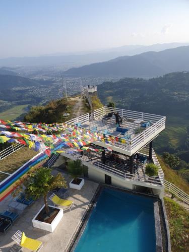 un complejo con piscina en la cima de una montaña en Dhikidada Resort en Pokhara