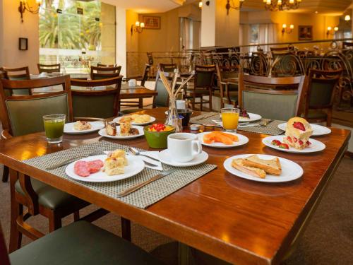 南雅拉瓜的住宿－南雅拉瓜美居酒店，一张木桌,上面放着食物盘