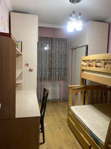 Habitación pequeña con litera y mesa en GuestHouse GIULI, en Tiflis