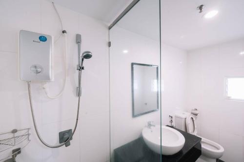 JelutongにあるSnooze Maritime Luxury Duplex Suite 2Bedrooms 4-10paxのシャワーと洗面台を備えた白いバスルーム