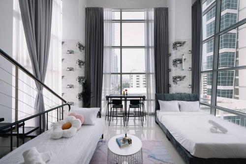 JelutongにあるSnooze Maritime Luxury Duplex Suite 2Bedrooms 4-10paxのベッド2台とテーブルのあるリビングルーム