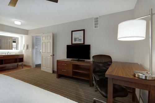 Кровать или кровати в номере Homewood Suites by Hilton Salt Lake City - Midvale/Sandy