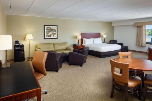 ein Hotelzimmer mit einem Bett und einem Tisch in der Unterkunft DoubleTree Boston North Shore Danvers in Danvers