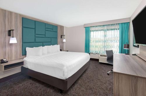 Ένα ή περισσότερα κρεβάτια σε δωμάτιο στο La Quinta Inn by Wyndham Pigeon Forge-Dollywood