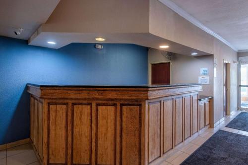 a bar in a room with a blue wall at Baymont by Wyndham Kirksville University Area in Kirksville