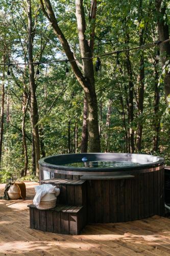 a jacuzzi tub sitting in the woods at Narusa Leśna Przystań in Frombork