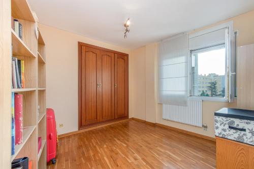 a room with a book shelf and a door at Dalí City Apartamento in Figueres
