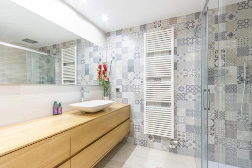 a bathroom with a sink and a shower at Dalí City Apartamento in Figueres
