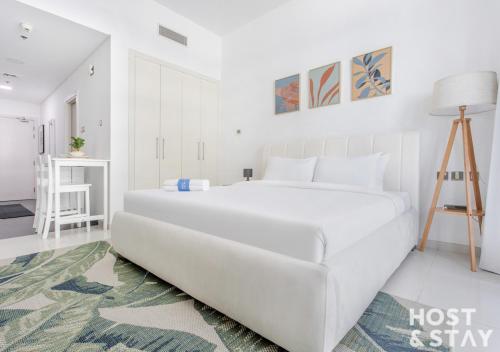 Postel nebo postele na pokoji v ubytování Studio in Loreto 1A, DAMAC Hills - Host & Stay